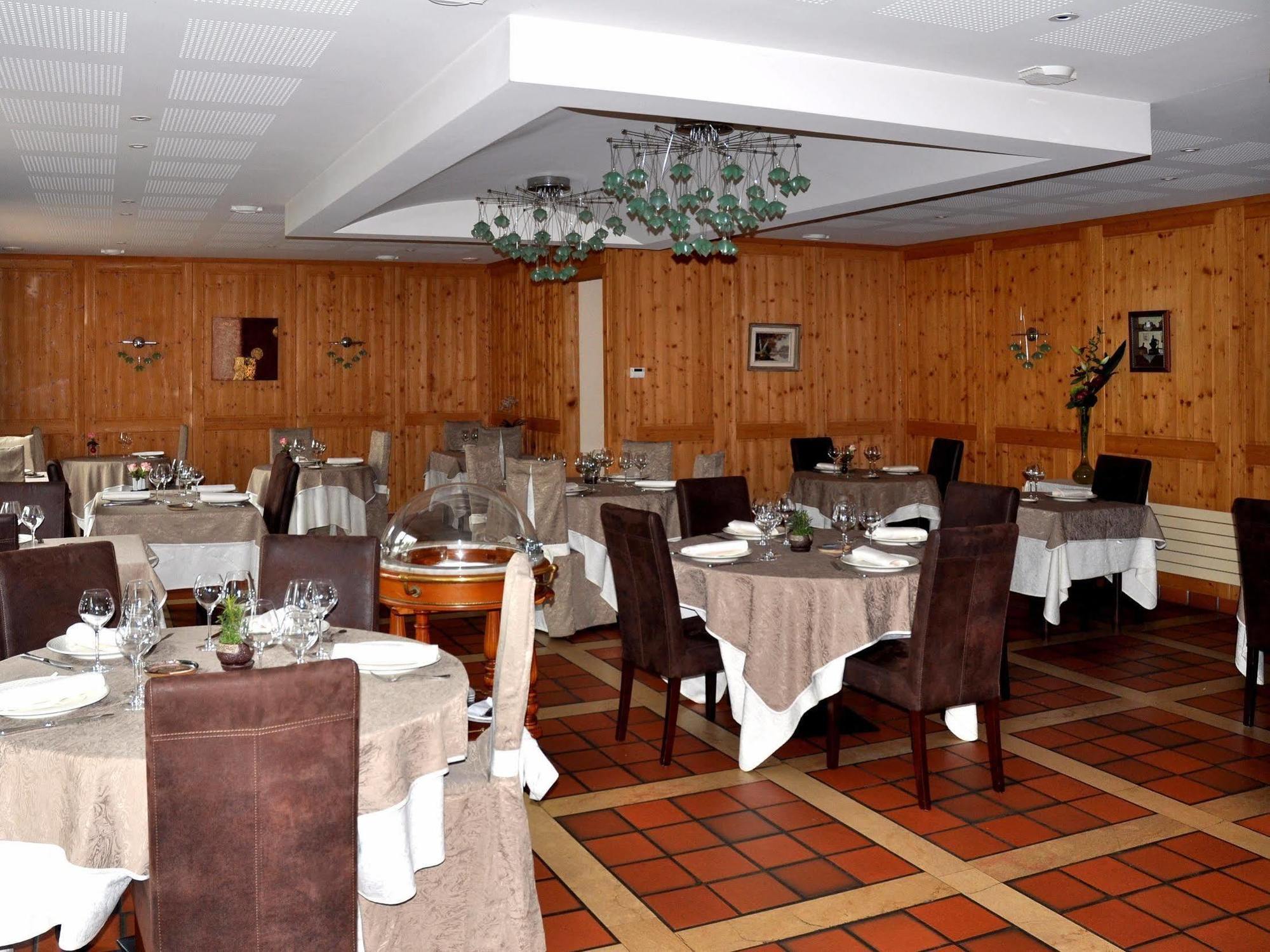 Relais De L'abbaye Hotel Charlieu Bagian luar foto