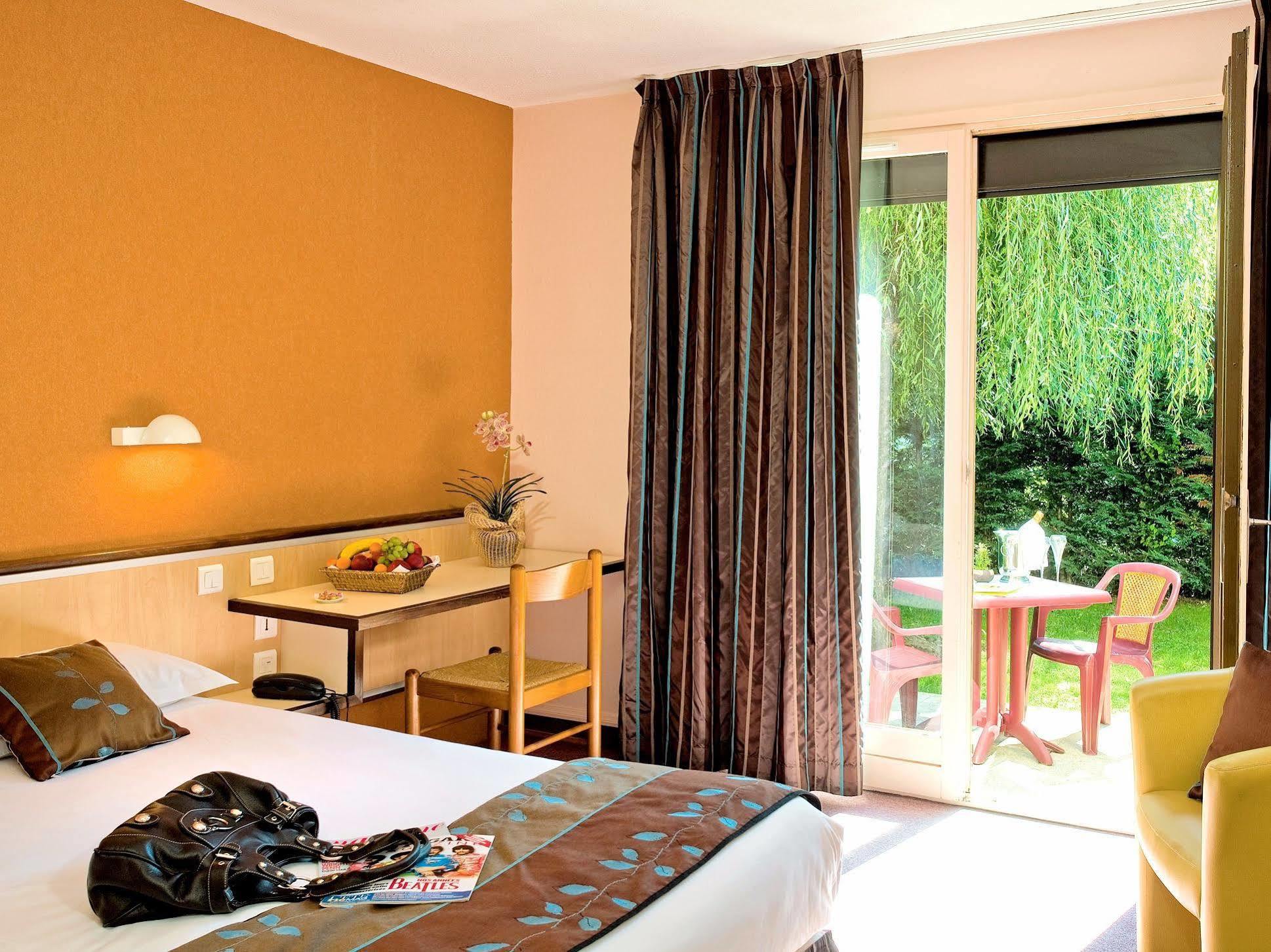 Relais De L'abbaye Hotel Charlieu Bagian luar foto